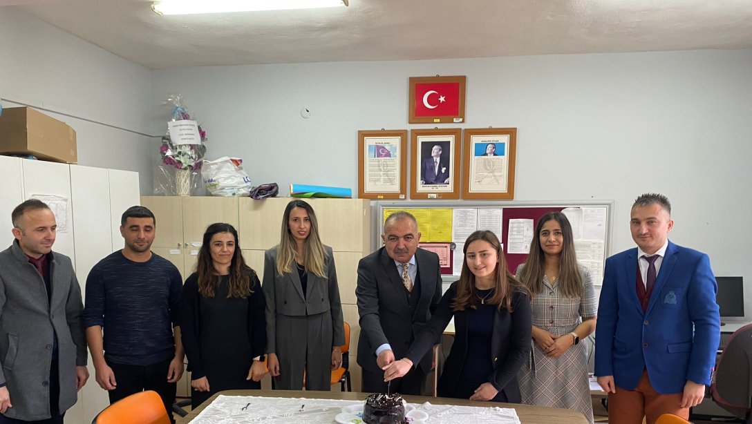 İlçe Milli Eğitim Müdürü Sayın Nihat KILIÇ24 Kasım Öğretmenler gününü kutladı.
